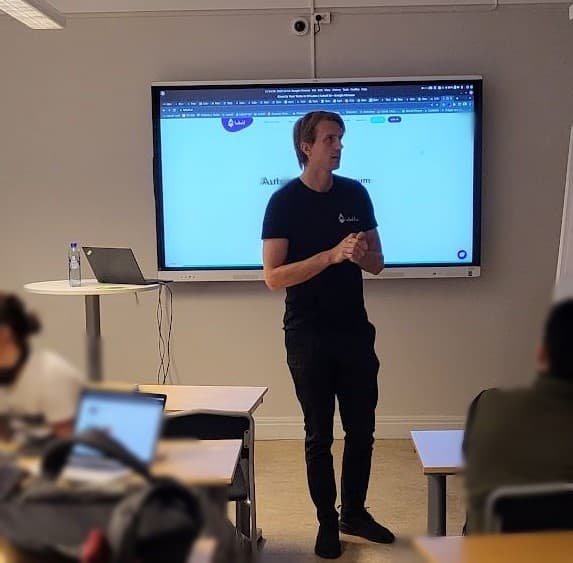 Bild på elever som jobbar med praktiska övningar