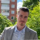Bild på student som berättar om sin utbildning